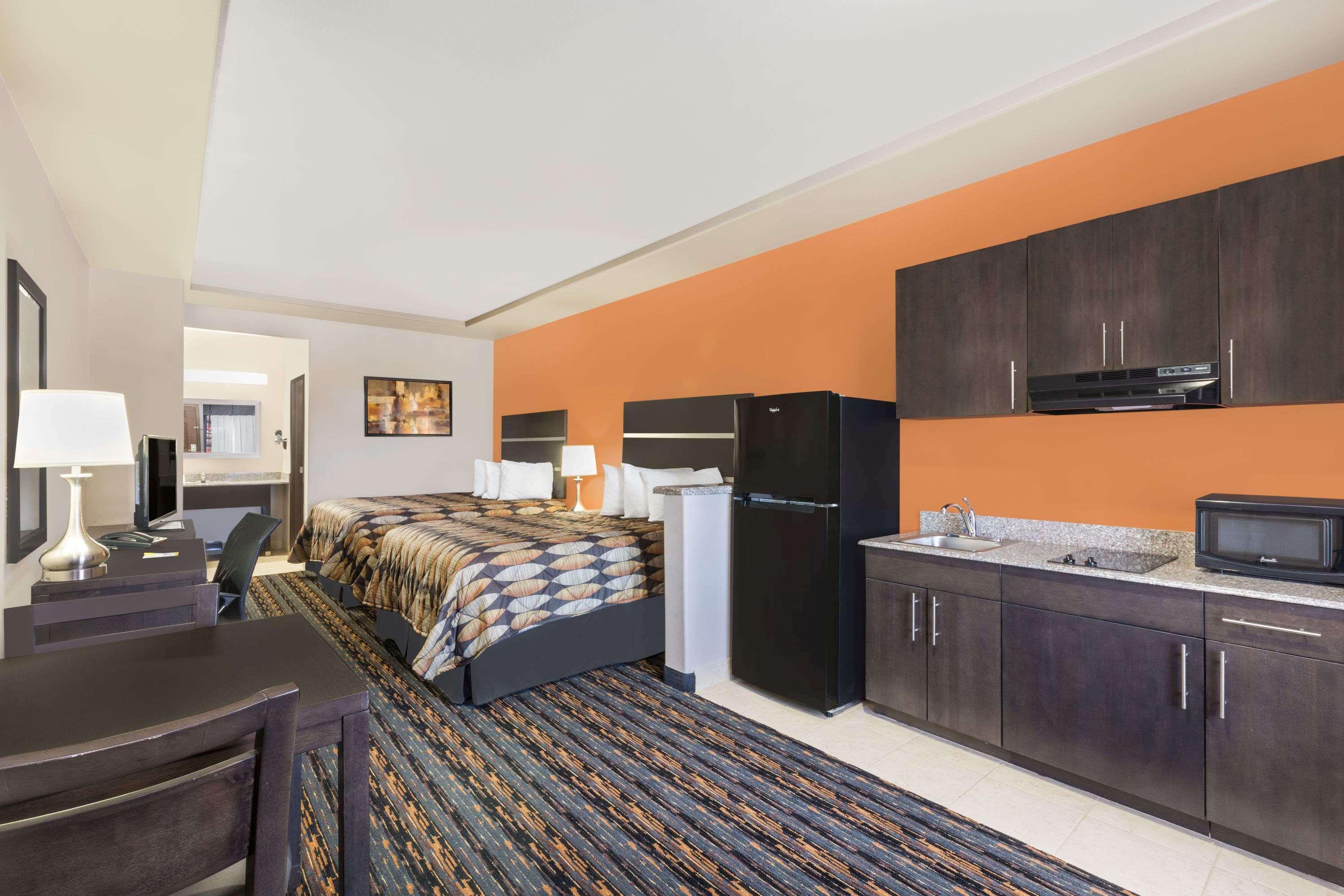 Days Inn By Wyndham Dilley Екстер'єр фото