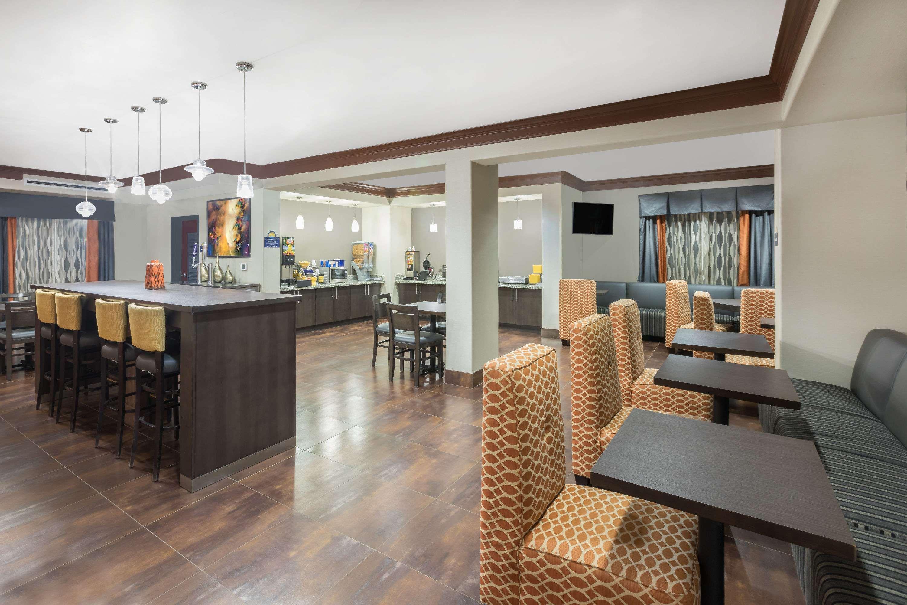 Days Inn By Wyndham Dilley Екстер'єр фото