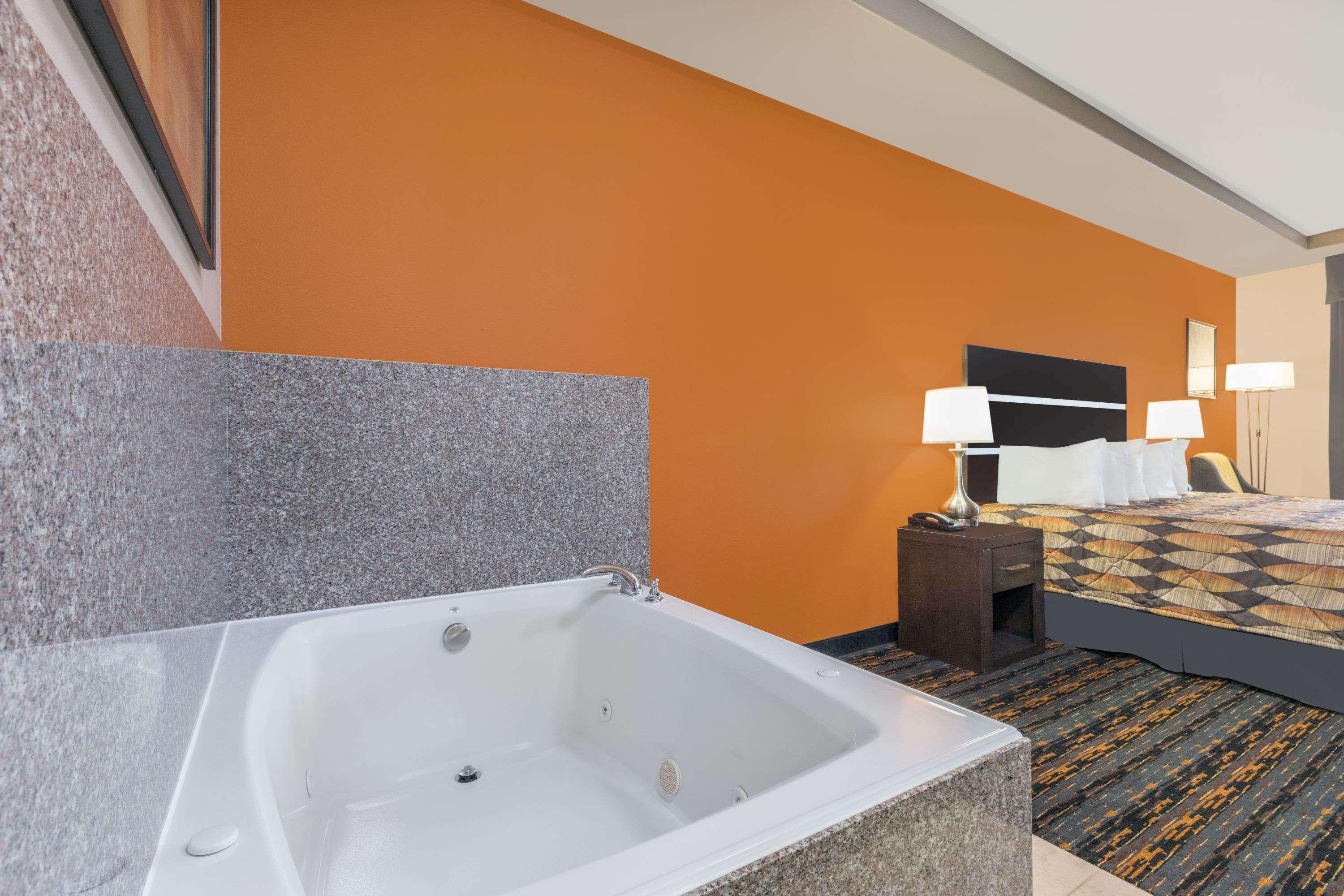 Days Inn By Wyndham Dilley Екстер'єр фото