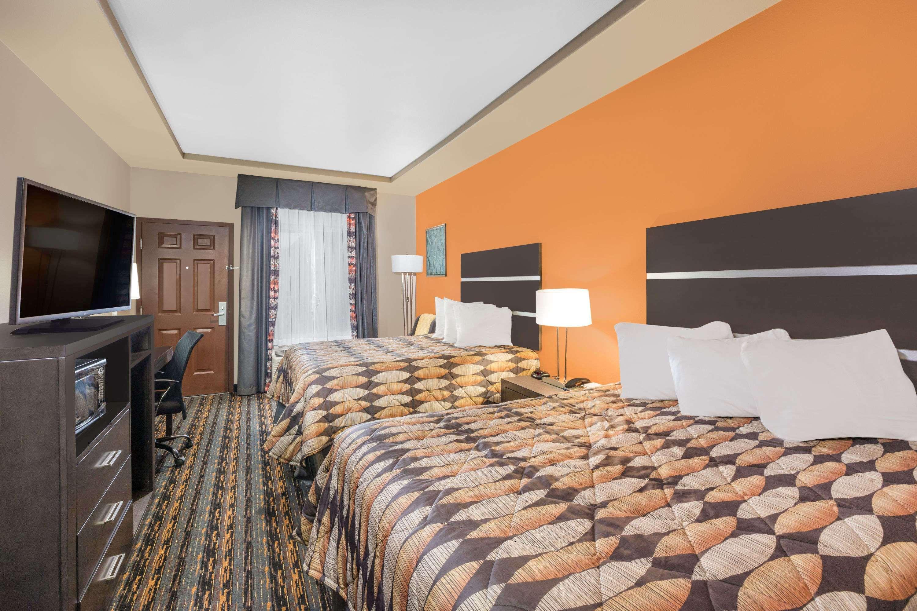 Days Inn By Wyndham Dilley Екстер'єр фото