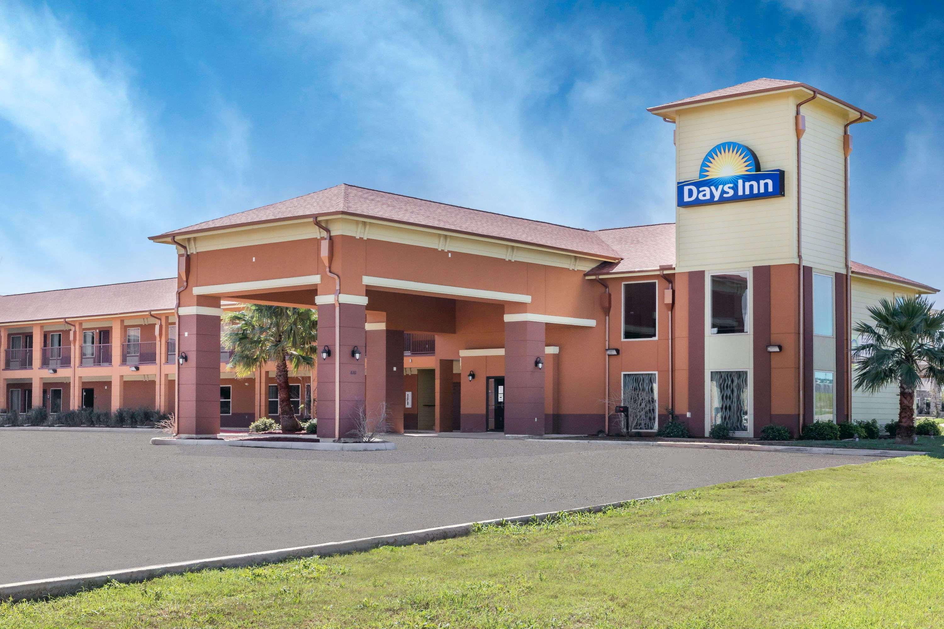 Days Inn By Wyndham Dilley Екстер'єр фото
