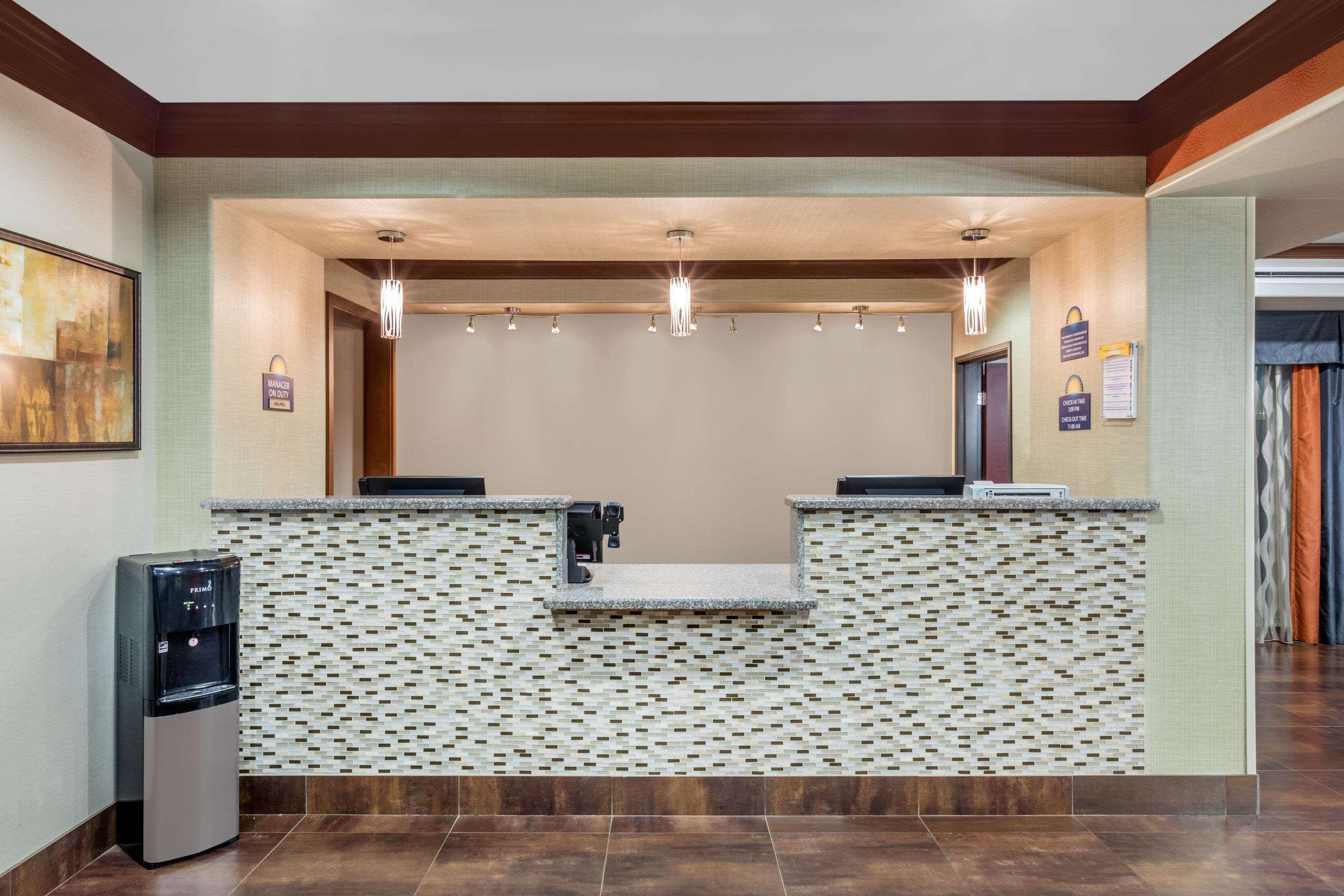Days Inn By Wyndham Dilley Екстер'єр фото